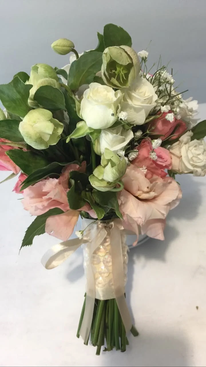 Ramo de novia en tonos pastel con follaje fino