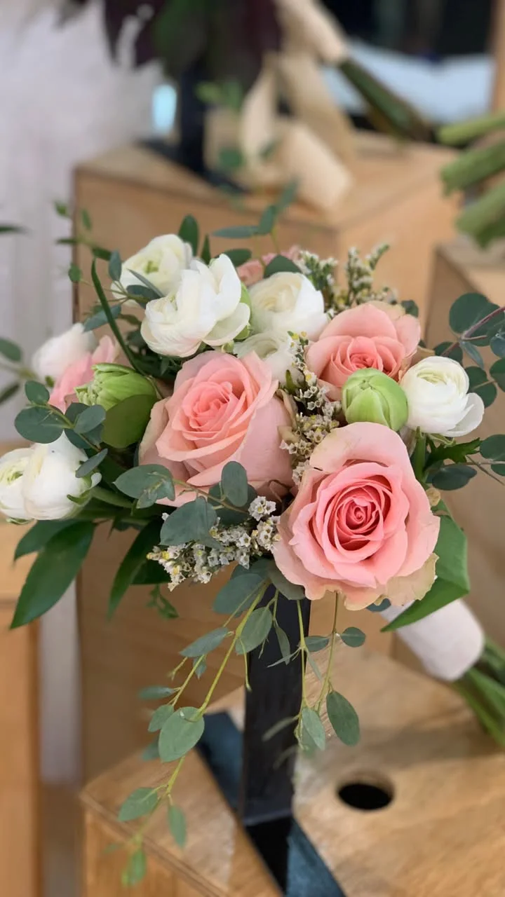 Ramo de novia con peonías y flores delicadas